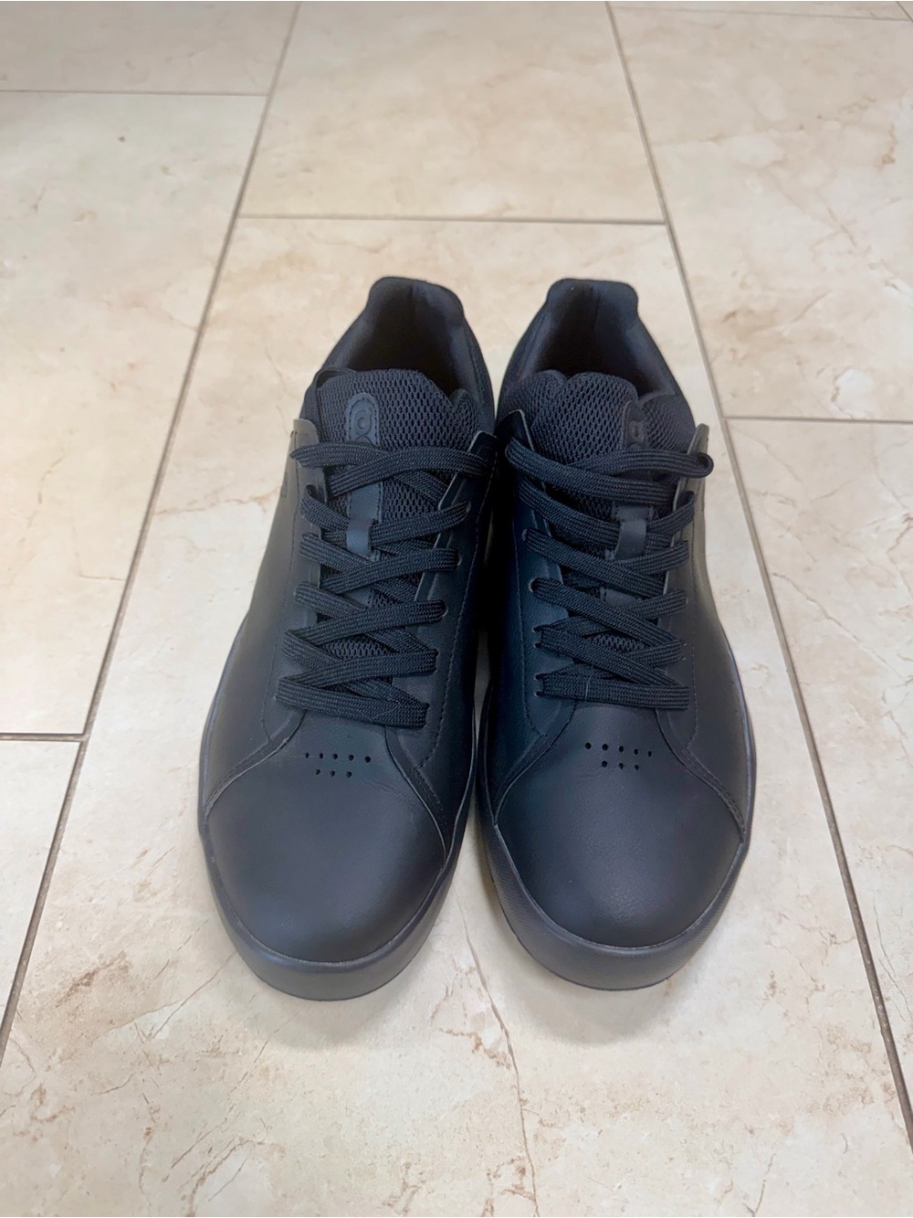 On Cloud Roger New without box. Never worn size 10.